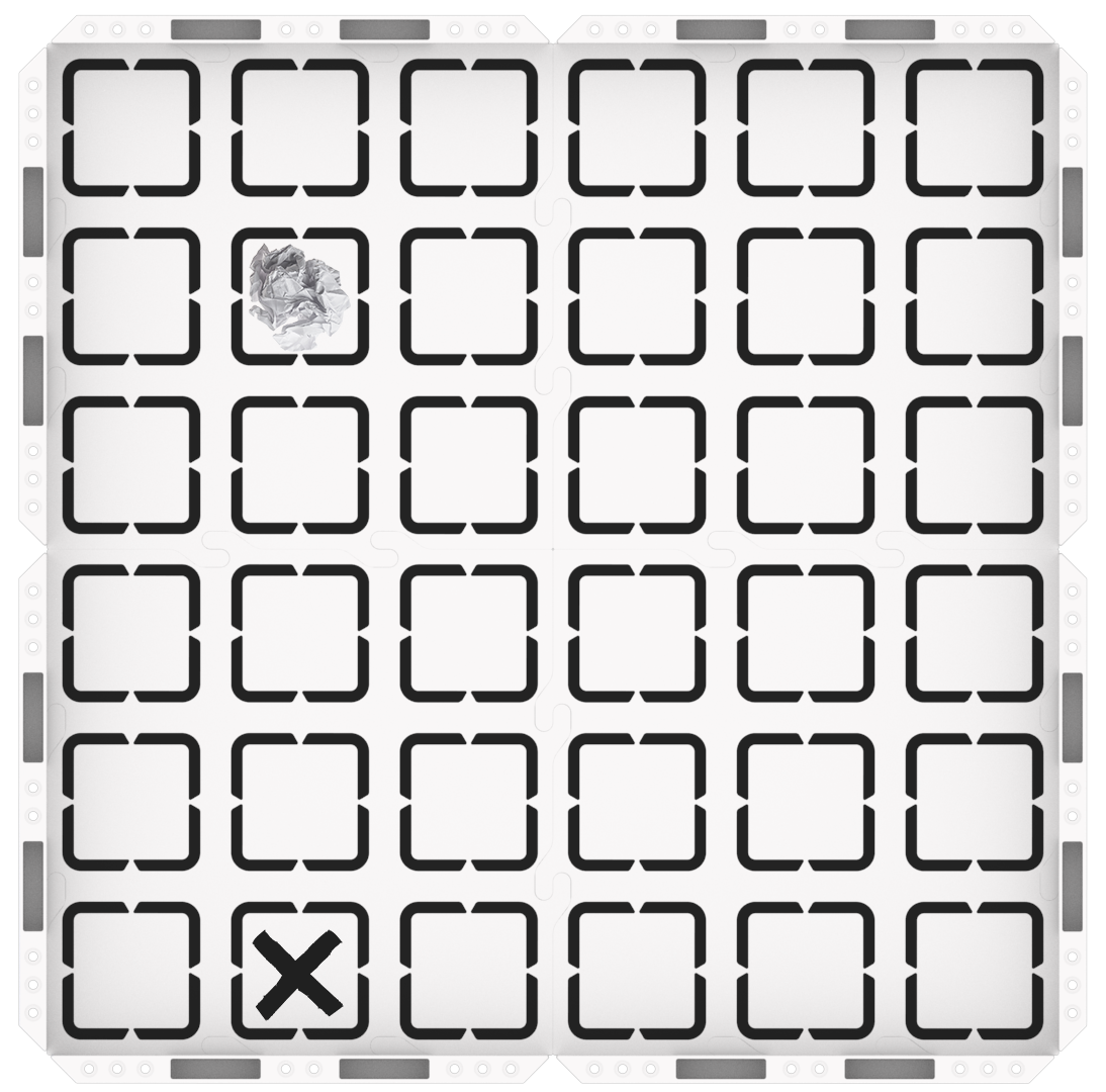 123 Feldaufbau mit Fliesen, die 2 x 2 mit Wänden angeordnet sind. Ein zerknittertes Stück Altpapier wird auf das mittlere Quadrat der oberen linken Kachel gelegt. Ein schwarzes x wird auf das untere mittlere Quadrat der unteren linken Kachel gelegt.